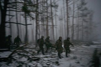 Эвакуация раненого солдата, который споткнулся о лепестковую мину. Купянск, 27 января 2024 года