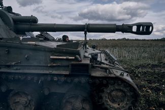 Украинский военнослужащий управляет самоходной артиллерийской установкой недалеко от Бахмута