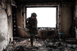 Военнослужащий Госпогранслужбы Украины в Бахмуте
