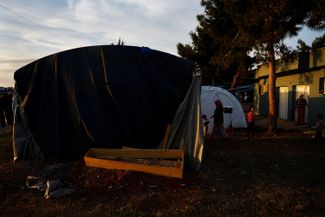 Палатку, в которой живут брат Али Эмрулла и члены его семьи, зафиксировали с помощью пустого гроба