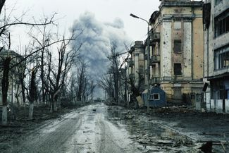 Разрушенная обстрелами улица в центре Грозного. Март 2000 года
