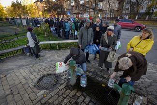 Жители Киева набирают воду из водокачки