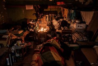 Человек спит в подвале дома в Северодонецке