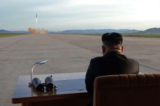 Глава КНДР Ким Чен Ын наблюдает за испытанием баллистической ракеты средней дальности «Хвансон-12». 16 сентября