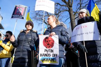 К посольству России в Осло пришло много украинцев и россиян, недовольных решениями и действиями Путина. На некоторых плакатах Путина сравнили со Сталиным