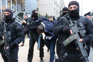 Косовские спецслужбы задерживают Марко Джурича в Митровице, 26 марта 2018 года