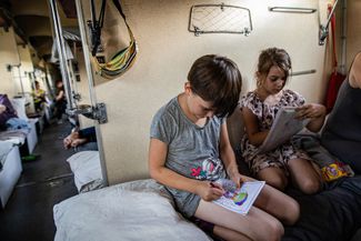 Дети в эвакуационном поезде, следующем из Покровска в Днепр