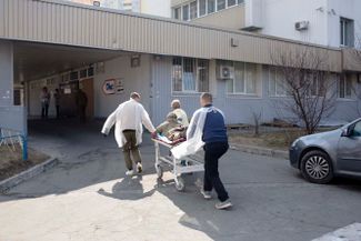 Госпитализация раненого украинского военнослужащего, Киев