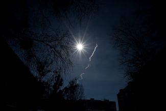 The trail left by a missile in the sky over the Kyiv region. March 12, 2022