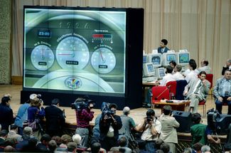 Ночь после второго тура президентских выборов в пресс-центре Центризбиркома: экраны показывают цифры, свидетельствующие о победе Ельцина. 3 июля 1996 года