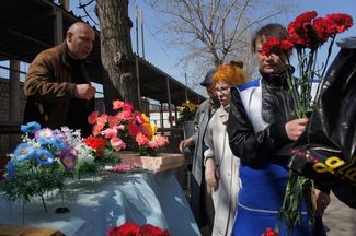Продажа цветов у входа на Ваганьковское кладбище, 24 апреля 2011 года