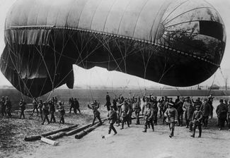 Немецкий аэростат перед транспортировкой на место стоянки в Польше, 1916 год. Аэростаты широко использовались всеми сторонами конфликта как инструменты для обслуживания артил­лерии, а также для разведки и войсковой связи. Так, если в начале войны у Германии было только 27 аэростатов, то к ее концу 214; у Франции — 12 в начале и 200 в конце; у России — 27 в начале и 83 в конце