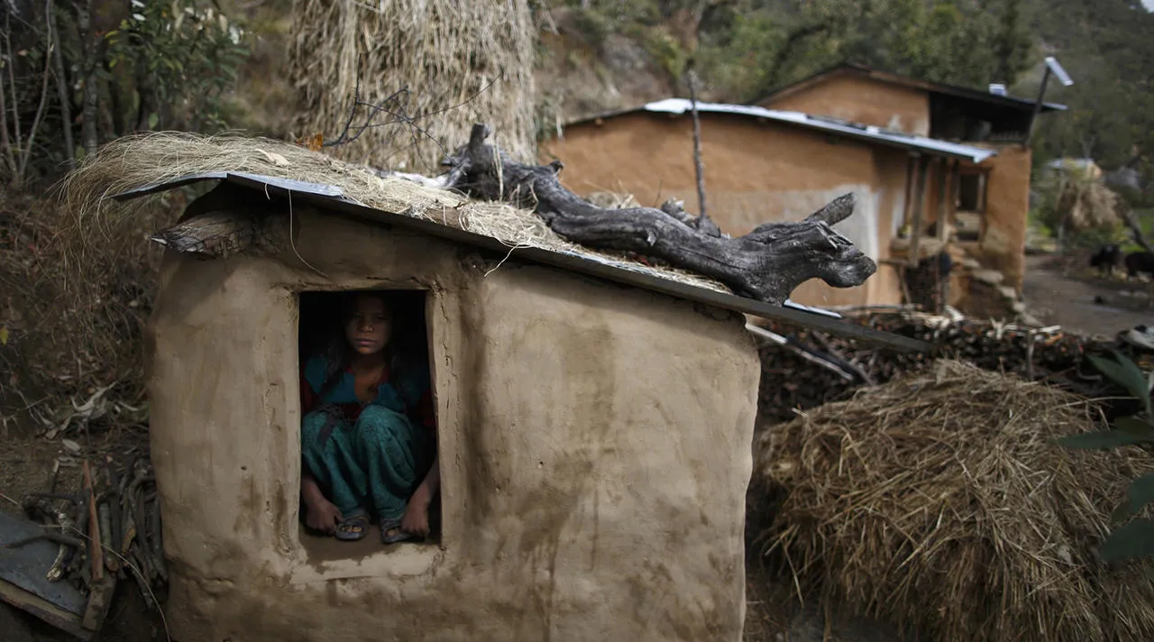 В Непале 15-летняя девочка задохнулась из-за традиции запирать женщин во  время менструации — Meduza