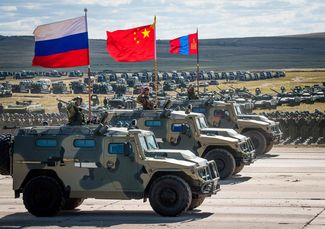 Парад российских, китайских и монгольских участников маневров на полигоне Цугол 13 сентября 2018 года