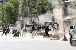 Сотрудники служб безопасности разбегаются с места второго за день подрыва смертника в центре Кабула. В двух атаках погибли 30 человек, в том числе десять журналистов, среди которых был Шах Марай, шеф-фотограф AFP в столице Афганистана. 30 апреля 2018 года