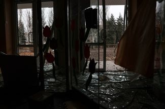 Выбитые стеклянные двери на входе в здание университета