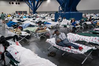 Приют для эвакуированных в конференц-центре в Хьюстоне. 28 августа