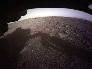 Первая цветная фотография высокого разрешения с камеры Hazcams, отправленная на Землю. Снимок сделан камерой, установленной на днище марсохода «Персеверанс».