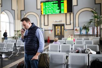 Навальный на вокзале в Твери между выступлениями в агитационной поездке. 29 мая 2017 года