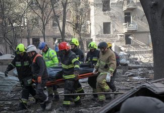 Rescuers with the body of a deceased person in the Dnieper River, April 25, 2026