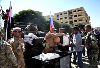 Российские военнослужащие раздают гуманитарную помощь недалеко от Дамаска. Сирия, 8 октября 2016 года