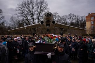 Похороны 40-летнего добровольца ВСУ Романа Шевченко, вступившего в украинскую армию в начале войны, в городе Белая Церковь Киевской области. Шевченко погиб 9 февраля в Угледаре на юге Донецкой области. 23 января власти аннексированной ДНР <a href="https://meduza.io/news/2023/01/26/v-dnr-zayavili-chto-rossiyskie-voyska-voshli-v-ugledar-genshtab-vsu-soobschil-ob-otbitoy-atake-na-gorod" rel="noopener noreferrer" target="_blank">заявили</a>, что российские войска вошли в Угледар, однако Генштаб ВСУ сообщил об отбитой атаке на город. В середине февраля ВСУ <a href="https://meduza.io/feature/2023/02/13/vsu-utverzhdayut-chto-pod-ugledarom-razbili-elitnuyu-rossiyskuyu-brigadu-morpehov-odin-iz-voennyh-rasskazal-o-gibeli-500-sosluzhivtsev" rel="noopener noreferrer" target="_blank">сообщили</a>, что разбили под Угледаром элитную российскую бригаду морпехов. Один из военных армии РФ рассказал о гибели 500 сослуживцев. Минобороны России эти сообщения не комментировало. Британская разведка <a href="https://twitter.com/DefenceHQ/status/1628646653052829696" rel="noopener noreferrer" target="_blank">считает</a>, что Россия готовится к наступлению на Угледар, но сомневается, что армия РФ может достичь прорыва на этом направлении