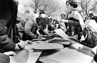 Американцы, публично подписывающие обязательство не вступать в ряды вооруженных сил и не участвовать в войне во Вьетнаме, на демонстрации в Бостоне. 3 апреля 1968 года