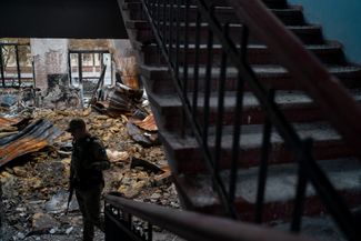 Украинский военный в разрушенной школе
