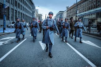 Реконструкторы в исторических костюмах польских солдат на улицах Варшавы, 11 ноября 2017 года