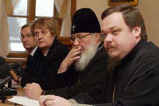 Председатель Отдела внешних церковных связей Московского Патриархата митрополит Кирилл (второй справа) и его заместитель отец Всеволод Чаплин (справа) в феврале 2004 года