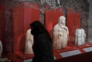 Погребальные статуи из Кирены, конфискованные в 2012 году французской таможней на пути между Ливаном и Таиландом. Лувр, Париж, 21 мая 2021 года