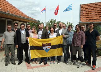 Президент Либерленда Вит Едличка с будущими гражданами государства в городе Бачки Моноштор в Сербии
