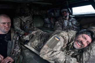 Боец ВСУ кричит от боли. Военные врачи эвакуируют раненых на бронированном автомобиле Hummer HAMVI