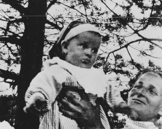 Андрей Сахаров с бабушкой Зинаидой Софиано, выходцем из старинного рода белгородских дворян Мухановых. 1922 год