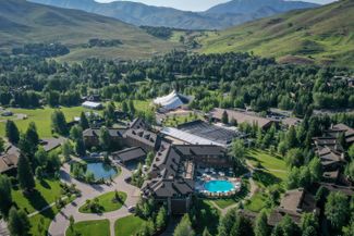 Конференция на горнолыжном курорте Сан-Вэлли в Айдахо. Здесь прошел один из первых ретритов для миллиардеров больше 40 лет назад — его организовал инвестиционный банк Allen &amp; Company