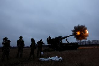 Украинские военные ведут обстрел российских позиций. <br>