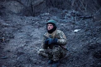 Украинский военнослужащий из 93-й механизированной бригады в окрестностях Бахмута. 6 марта 2024 года
