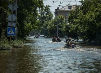 Спасатели, военные и волонтеры эвакуируют местных жителей из затопленного города