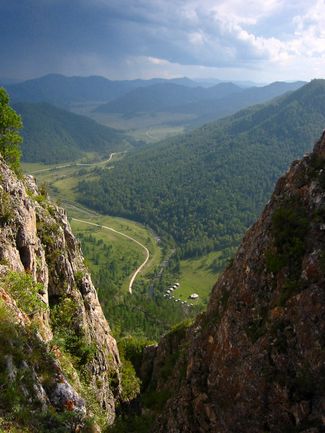 Долина на Алтае, в которой расположена Денисова пещера. Десятки тысяч лет назад в это место мигрировали разные виды людей