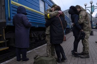 Люди прощаются у поезда Львов — Днепр. Железнодорожный вокзал Львова
