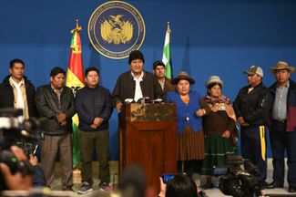 Эво Моралес объявляет о своей отставке с поста президента Боливии на пресс-конференции в городе Чиморе 10 ноября