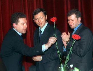 Alexander Mamut (left), Oleg Deripaska (center), and Roman Abramovich (right) attend an event held by the Public Foundation for Promoting Russian Science in Moscow in February 2001