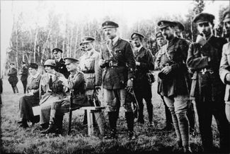 Адмирал Александр Колчак и Анна Тимирева (сидят), глава британской миссии генерал Альфред Нокс и английские офицеры на учениях. Восточный фронт, 1919 год.