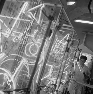 В цехе испытания неоновых трубок, используемых для световой рекламы города, на московской фабрике «Газосвет». 1 апреля 1966 года
