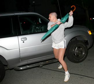 Бритни Спирс бьет зонтом машину репортера. Танзана, 2007 год