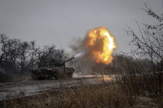 Украинский танк ведет огонь по российским позициям под Авдеевкой, 1 декабря 2023 года.