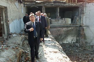 Беслан, 22 сентября 2004 года. Глава парламентской комиссии по расследованию теракта в Беслане Александр Торшин во время осмотра места трагедии.