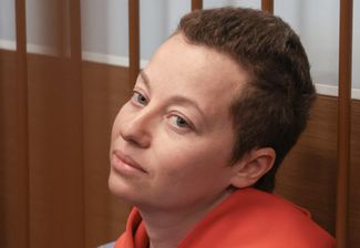 Режиссерка Евгения Беркович, подозреваемая по делу об оправдании терроризма, во время избрания меры пресечения в Замоскворецком суде. 5 мая 2023 года