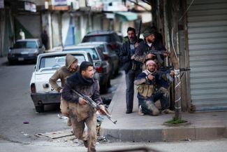 Март 2012 года. Сирийские повстанцы в городе Идлиб на севере Сирии