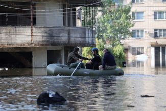 Эвакуация мирных жителей затопленного района Херсона. Город находится на правом берегу реки Днепр. Осенью 2022 года ВСУ освободили его от российской оккупации 